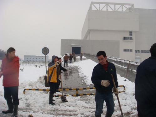 员工奋战在冰雪第一线，，，集团向导体现亲热慰问